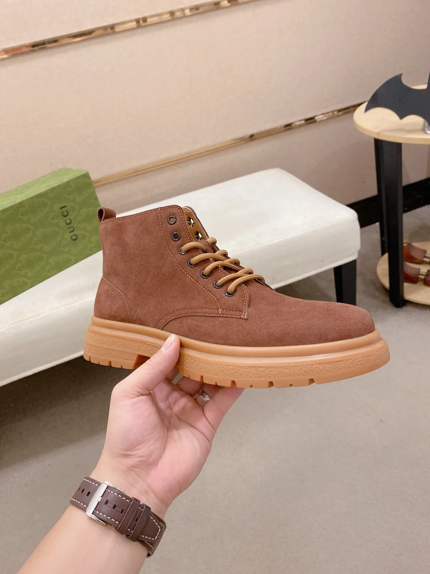 Men's shoes💰 440💰 Leather and velvet lining optional! The new high-top GUCCI counters are on the market at the same time. The new men's shoes and 😘fabric are selected from imported cowhide. The lining: leather lining and plush lining are optional. 👍🏿 High-end ☄️ air-cushion molded anti-slip rubber outsole, exquisite lines, simple and elegant, comfortable and high-end for leisure travel. Code number: 38 to 44 (45 can be customized and cannot be returned or exchanged)